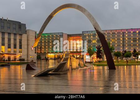 Vista serale del centro commerciale Krakowska a Cracovia, Polonia Foto Stock