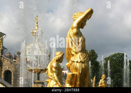 Una delle attrazioni turistiche più famose e popolari di San Pietroburgo, il palazzo e il parco di Peterhof Foto Stock