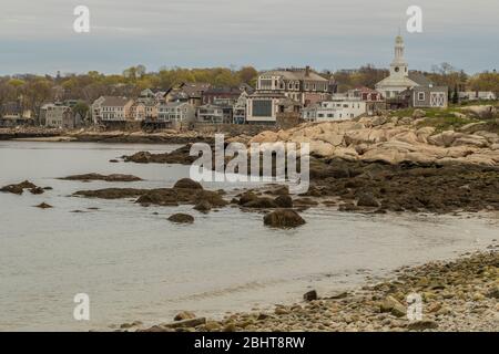 Piccolo porto appena oltre i negozi del centro, ecc. Rockport ha varie piccole spiagge nel quartiere del centro. È un luogo perfetto per il divertimento. Foto Stock