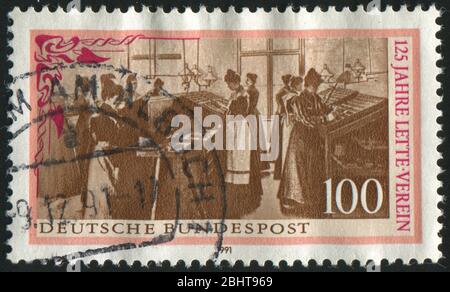 GERMANIA- CIRCA 1991: Timbro stampato dalla Germania, mostra Fondazione lette, donne, circa 1991. Foto Stock