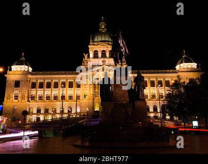 Praga è la capitale e la città più grande della Repubblica Ceca, la tredicesima città più grande dell'Unione europea e la capitale storica della Boemia. Foto Stock