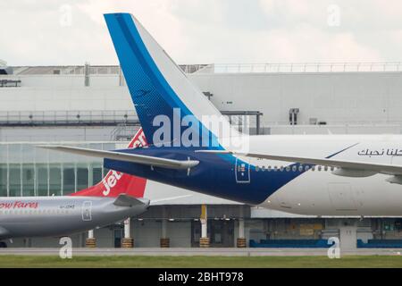 Glasgow, Regno Unito. 27 aprile 2020. Nella foto: Un aereo Kuwait Airways Boeing 777-300 visto che è appena atterrato all'aeroporto di Glasgow intorno alle 11:40 oggi durante il blocco esteso Coronavirus (COVID19). Kuwait Airways sta completando la seconda fase dei voli di rimpatrio per i cittadini del Kuwait bloccati all'estero a causa dell'epidemia di Coronavirus. L'aeroporto di Glasgow non ha attualmente voli di linea da o per il Kuwait, motivo per cui questo aereo visto a Glasgow è molto interessante. Foto Stock