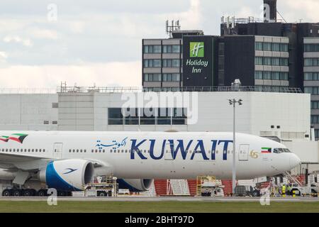 Glasgow, Regno Unito. 27 aprile 2020. Nella foto: Un aereo Kuwait Airways Boeing 777-300 visto che è appena atterrato all'aeroporto di Glasgow intorno alle 11:40 oggi durante il blocco esteso Coronavirus (COVID19). Kuwait Airways sta completando la seconda fase dei voli di rimpatrio per i cittadini del Kuwait bloccati all'estero a causa dell'epidemia di Coronavirus. L'aeroporto di Glasgow non ha attualmente voli di linea da o per il Kuwait, motivo per cui questo aereo visto a Glasgow è molto interessante. Foto Stock