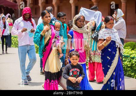 donne rurali indiane del nord in costumi tradizionali colorati davanti a taj mahak, donne del villaggio indiano, tajmahal turistico domestico, agra, taj, taj india Foto Stock