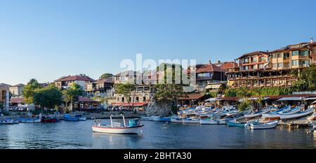 Barche da pesca nella baia sullo sfondo della città vecchia di Nessebar, Bulgaria. Foto Stock