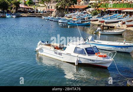 Barche da pesca nella baia sullo sfondo della città vecchia di Nessebar, Bulgaria. Foto Stock