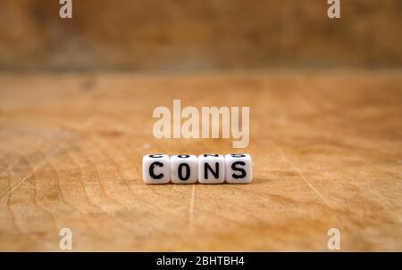 cubare le parole sulla tavola di legno Foto Stock