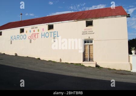 Facciata del Karoo Art Hotel, e il paesaggio circostante, a Barrydale, Sud Africa. Nel Karoo, una regione naturale semi-desertica. Situato sulla Route 62. Foto Stock