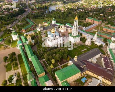 Vista panoramica aerea della Santissima Trinità San Sergio Lavra a Sergiev Posad nella soleggiata giornata estiva, in Russia Foto Stock