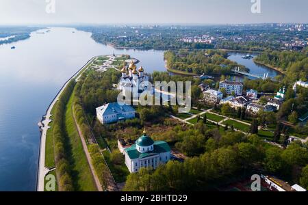 Vista panoramica aerea del paesaggio urbano di Yaroslavl con il famoso parco di Strelka e la vecchia cattedrale dell'Assunzione nella soleggiata giornata estiva, la Russia Foto Stock