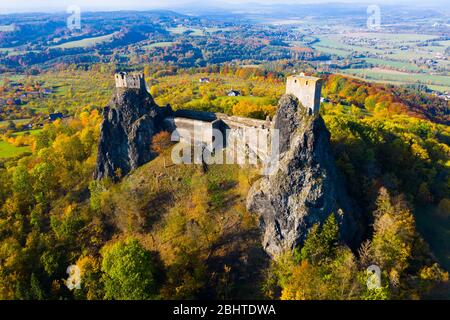 Vista aerea dell'antica rovina il castello Trosky alta sui vertici di basalto due tasselli vulcanici sullo sfondo del paesaggio autunnale del Paradiso Boemo, ceco Foto Stock