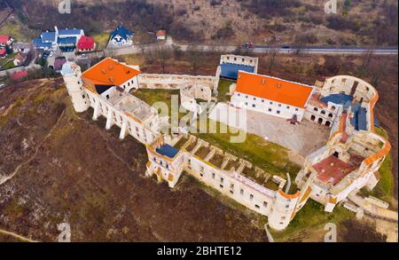 Vista aerea delle rovine del castello rinascimentale sulla cima della collina nel villaggio polacco di Janowiec, Lublino Voivodato Foto Stock