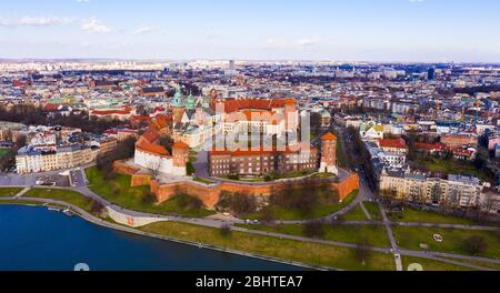 Vista dal drone del complesso medievale di Сastle sulla collina di Wawel sullo sfondo del paesaggio urbano di Cracovia in primavera, Polonia Foto Stock