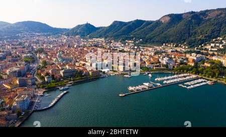 Vista panoramica dal drone sulla città di Como. Italia Foto Stock