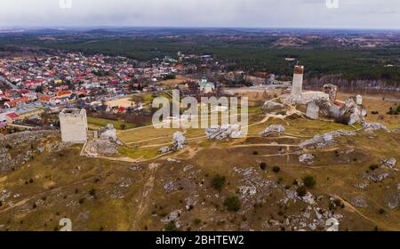 Vista dal drone dei resti di antico castello distrutto nel villaggio polacco di Olsztyn nella contea di Czestochowa in primavera Foto Stock