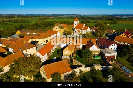 Vista panoramica aerea del tipico villaggio ceco di Cakov in autunno, quartiere di Ceske Budejovice Foto Stock