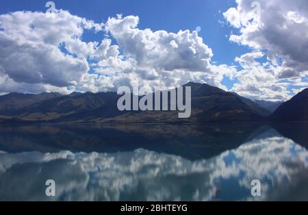 Bellissimo lago Wanaka in Nuova Zelanda con cielo impressionante e montagne sullo sfondo Foto Stock