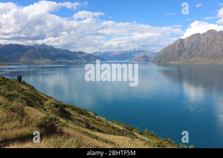 Bellissimo lago Wanaka in Nuova Zelanda con cielo impressionante e montagne sullo sfondo Foto Stock