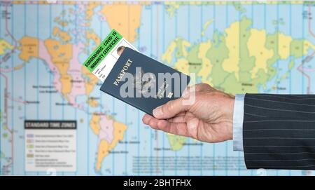 Braccio uomo anziano in tuta e mano con passaporto USA con certificato di immunità per coronavirus contro mappa globale Foto Stock