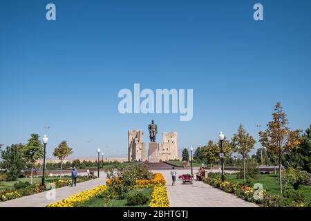 Statua di Amir Temur di fronte al Palazzo di AK-Saray, Shahrisabz, Uzbekistan Foto Stock