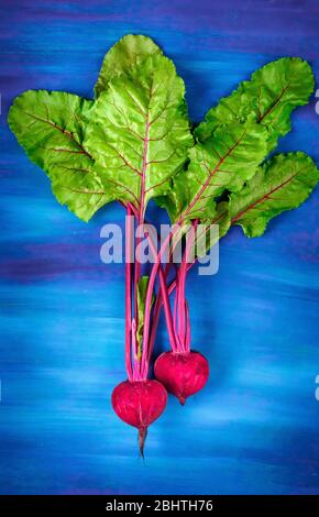 La barbabietola rossa tagliata a metà su sfondo scuro, luogo per il testo Foto Stock