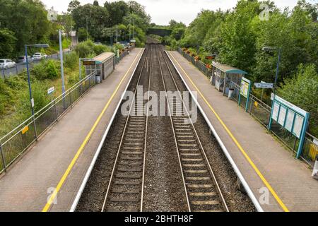 PONTYCLUN, VICINO CARDIFF, GALLES - LUGLIO 2018: Vista grandangolare di entrambe le piattaforme alla stazione ferroviaria Pontyclun nel Galles del Sud. Foto Stock