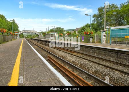 PONTYCLUN, VICINO CARDIFF, GALLES - LUGLIO 2018: Vista grandangolare di entrambe le piattaforme alla stazione ferroviaria Pontyclun nel Galles del Sud. Foto Stock