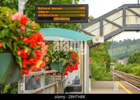 PONTYCLUN, VICINO CARDIFF, GALLES - LUGLIO 2018: Decorazioni floreali su una piattaforma alla stazione ferroviaria Pontyclun nel Galles del Sud. Foto Stock