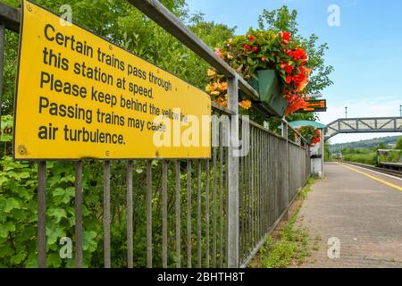 PONTYCLUN, VICINO CARDIFF, GALLES - 2018 LUGLIO: Primo piano di un cartello segnaletico su una piattaforma alla stazione ferroviaria di Pontyclun. Foto Stock