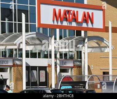 Grande cartello sopra l'ingresso di un negozio Matalan in un parco di negozi fuori città Foto Stock