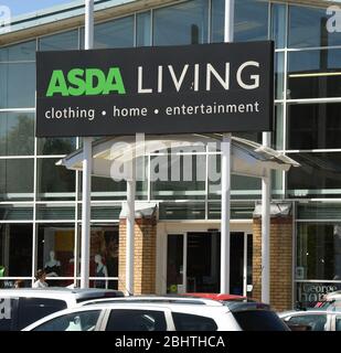 LLANTRISANT, GALLES - 2018 MAGGIO: Grande cartello sopra l'ingresso di un negozio ASDA Living in un parco di negozi fuori città Foto Stock