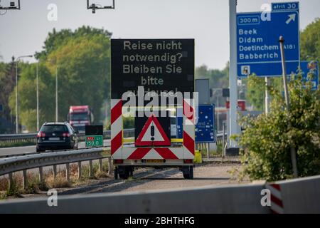 Confine tedesco-olandese vicino Emmerich-Elten, autostrada A3, cartello chiede ai viaggiatori di fare solo i viaggi necessari nei Paesi Bassi, effetti del coron Foto Stock