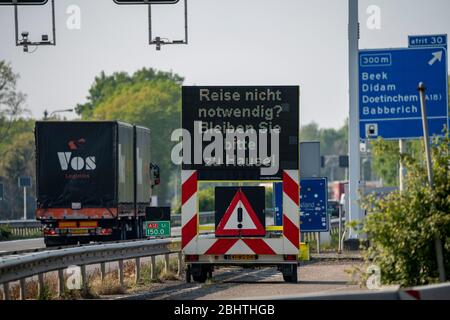 Confine tedesco-olandese vicino Emmerich-Elten, autostrada A3, cartello chiede ai viaggiatori di fare solo i viaggi necessari nei Paesi Bassi, effetti del coron Foto Stock