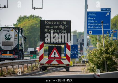 Confine tedesco-olandese vicino Emmerich-Elten, autostrada A3, cartello chiede ai viaggiatori di fare solo i viaggi necessari nei Paesi Bassi, effetti del coron Foto Stock