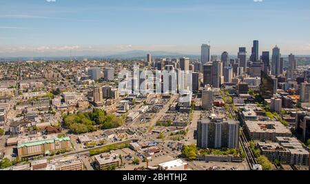 SEATTLE, WASHINGTON STATE, USA - 2007 MAGGIO: Vista grandangolare della città dalla piattaforma di osservazione dello Space Needle Foto Stock