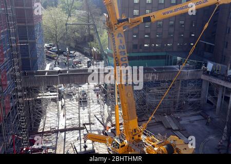 Aprile 2015 - massiccia gru Liebier Ainscough da 750 tonnellate nel centro di Bristol che solleva una vecchia passerella in cemento precompresso Foto Stock