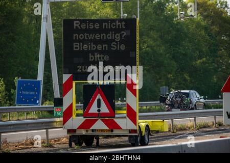 Confine tedesco-olandese vicino Emmerich-Elten, autostrada A3, cartello chiede ai viaggiatori di fare solo i viaggi necessari nei Paesi Bassi, effetti del coron Foto Stock