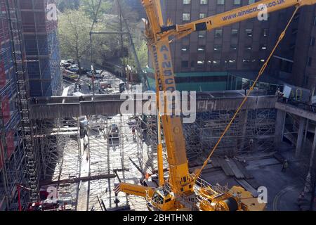 Aprile 2015 - massiccia gru Liebier Ainscough da 750 tonnellate nel centro di Bristol che solleva una vecchia passerella in cemento precompresso Foto Stock