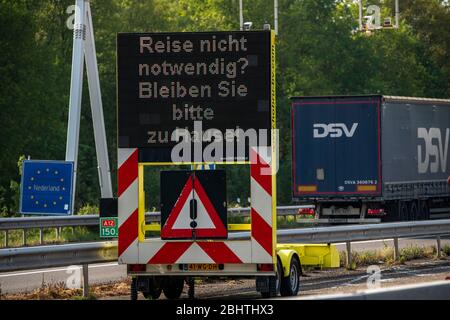 Confine tedesco-olandese vicino Emmerich-Elten, autostrada A3, cartello chiede ai viaggiatori di fare solo i viaggi necessari nei Paesi Bassi, effetti del coron Foto Stock