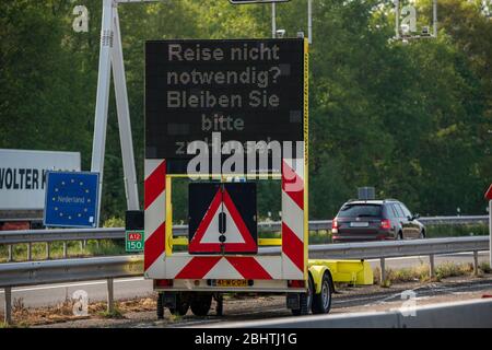 Confine tedesco-olandese vicino Emmerich-Elten, autostrada A3, cartello chiede ai viaggiatori di fare solo i viaggi necessari nei Paesi Bassi, effetti del coron Foto Stock