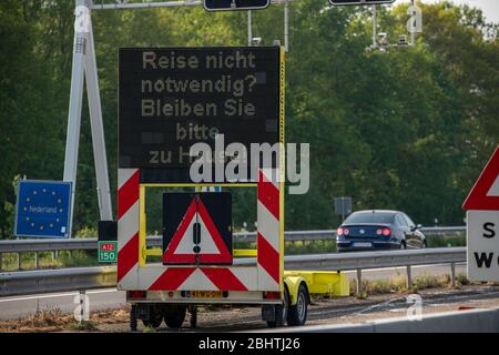 Confine tedesco-olandese vicino Emmerich-Elten, autostrada A3, cartello chiede ai viaggiatori di fare solo i viaggi necessari nei Paesi Bassi, effetti del coron Foto Stock