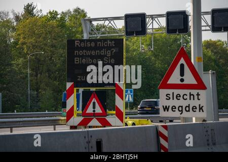 Confine tedesco-olandese vicino Emmerich-Elten, autostrada A3, cartello chiede ai viaggiatori di fare solo i viaggi necessari nei Paesi Bassi, effetti del coron Foto Stock