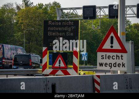 Confine tedesco-olandese vicino Emmerich-Elten, autostrada A3, cartello chiede ai viaggiatori di fare solo i viaggi necessari nei Paesi Bassi, effetti del coron Foto Stock