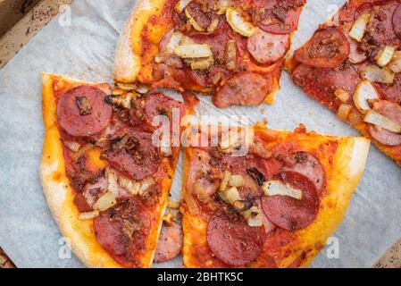 Fette di crosta sottile fatta in casa pizza gratis con salsiccia e cipolle caramellate Foto Stock