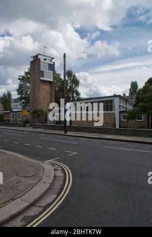 Hammersmith Shepherds Bush architettura modernista Middle Century Yellow Brick Greenside School Westville Road, Londra, W12 9PT di Erno Goldfinger Foto Stock