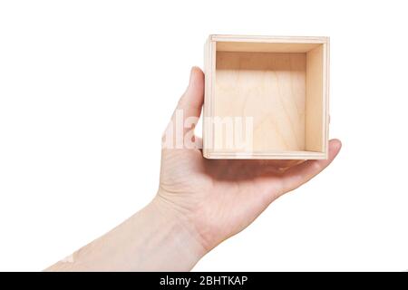 Tenere la mano vuota scatola di legno isolato su sfondo bianco Foto Stock