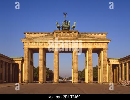 Porta di Brandeburgo (Brandenburger Tor) da Pariser Platz, Mitte, Berlino, Repubblica federale di Germania Foto Stock