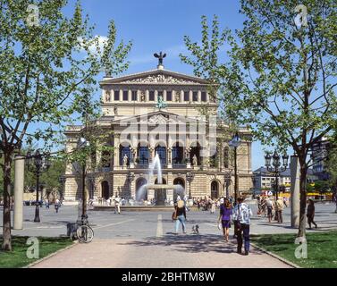 Facciata del vecchio Teatro dell'Opera (Alte Oper), Piazza dell'Opera (Opernplatz) Francoforte, Assia, Repubblica Federale di Germania Foto Stock