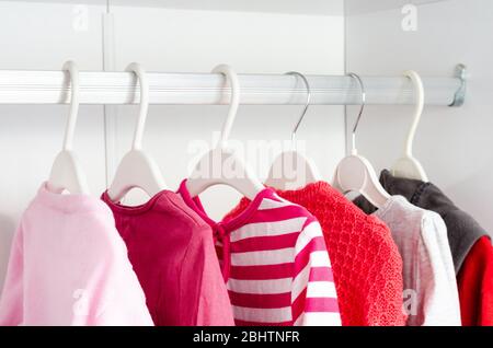 Primo piano dei vestiti per bambini appesi sul gruccia . Abbigliamento per bambini in vendita in negozio . Foto Stock