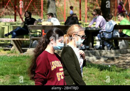 Belgrado, Serbia. 27 aprile 2020. La gente gode di una giornata calda e soleggiata al parco, tra la continua coronavirus COVID-19 pandemic. I cittadini serbi stanno lentamente tornando alla vita normale, poiché le autorità stanno allentando alcune delle misure adottate per limitare la diffusione del coronavirus SARS-cov-2 che causa la malattia di COVID-19. Credit: Koca Sulejmanovic/Alamy Live News Foto Stock